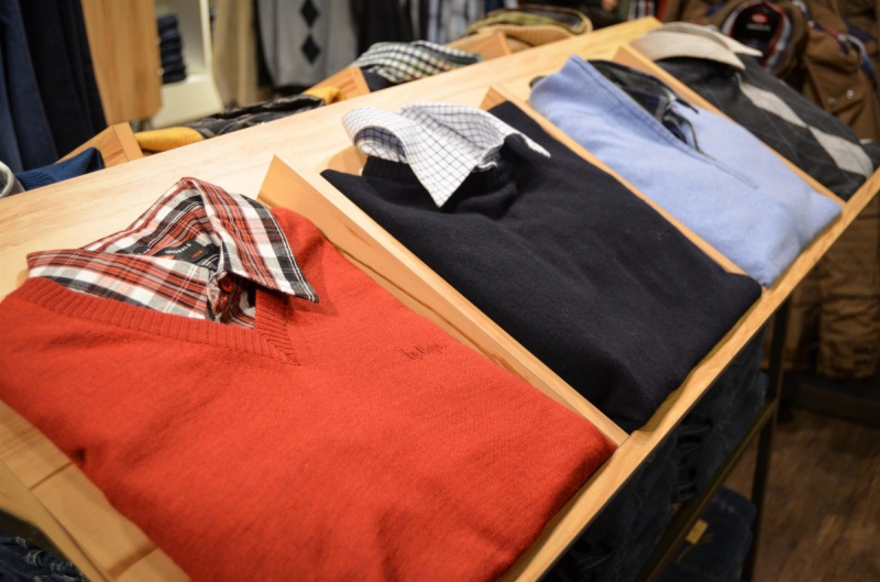 magasin-ST LEGER-min_sweater_sweaters_shirts_exhibition_shop_shopping_shelf_buy-940699